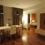 מלון Eureka Palace 4*