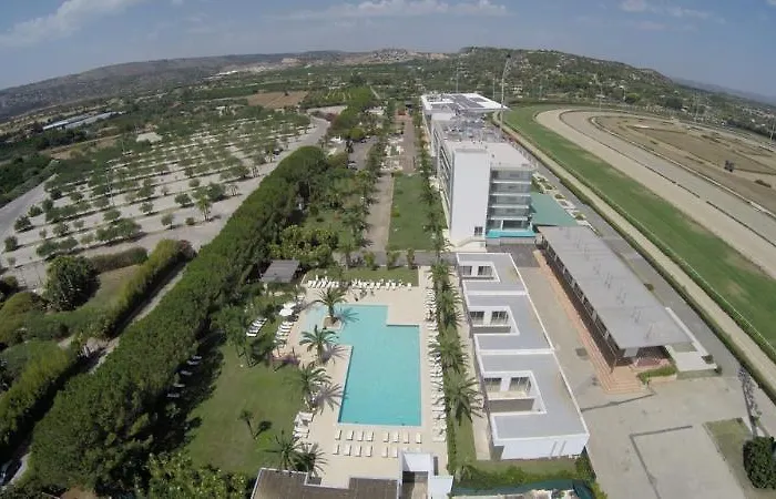 מלון Eureka Palace 4*